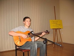 Mateusz stroi gitarę - za chwilę popłyną akordy…